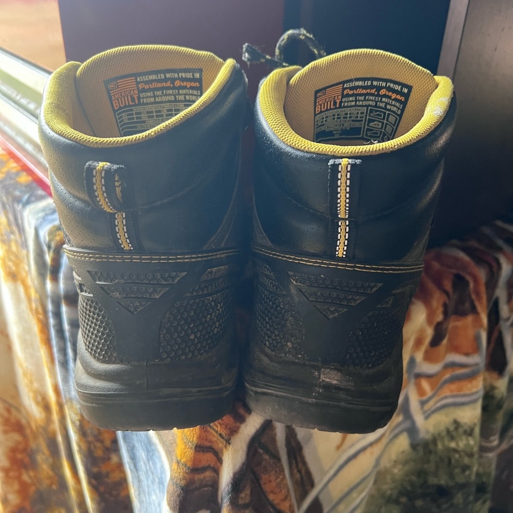 KEEN Men's Black and Yellow Outdoor Boots - Picture 2 of 4